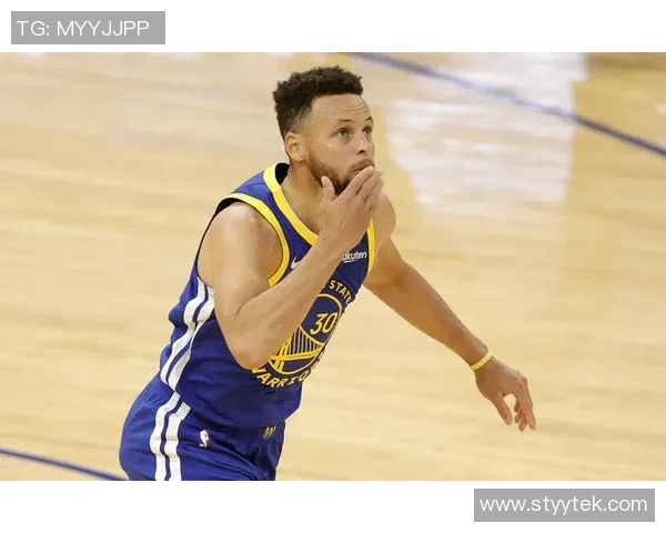 勇士与雷霆激战正酣新浪直播带你全程感受比赛精彩瞬间