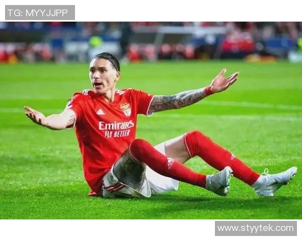 努涅斯在赛场上的崛起与挑战解析,如何成为足球界的新星 努涅斯在赛场上的崛起与挑战解析,如何成为足球界的新星