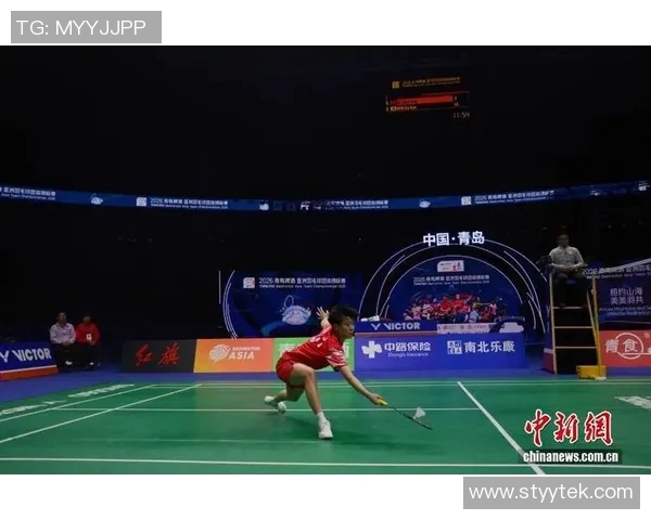 羽毛球赛场激战正酣青岛队迎战湖南队争夺胜利荣耀