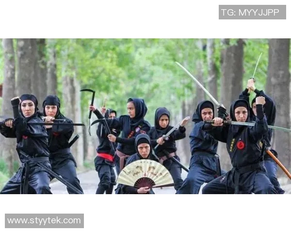 霍布罗与中日兰德的精彩对决解析与战术分析 霍布罗与中日兰德的精彩对决解析与战术分析