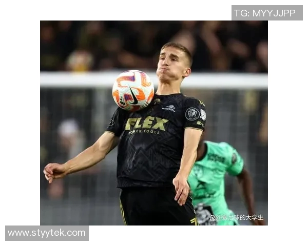 休斯顿迪纳摩与费城联激战正酣谁能在这场对决中笑到最后